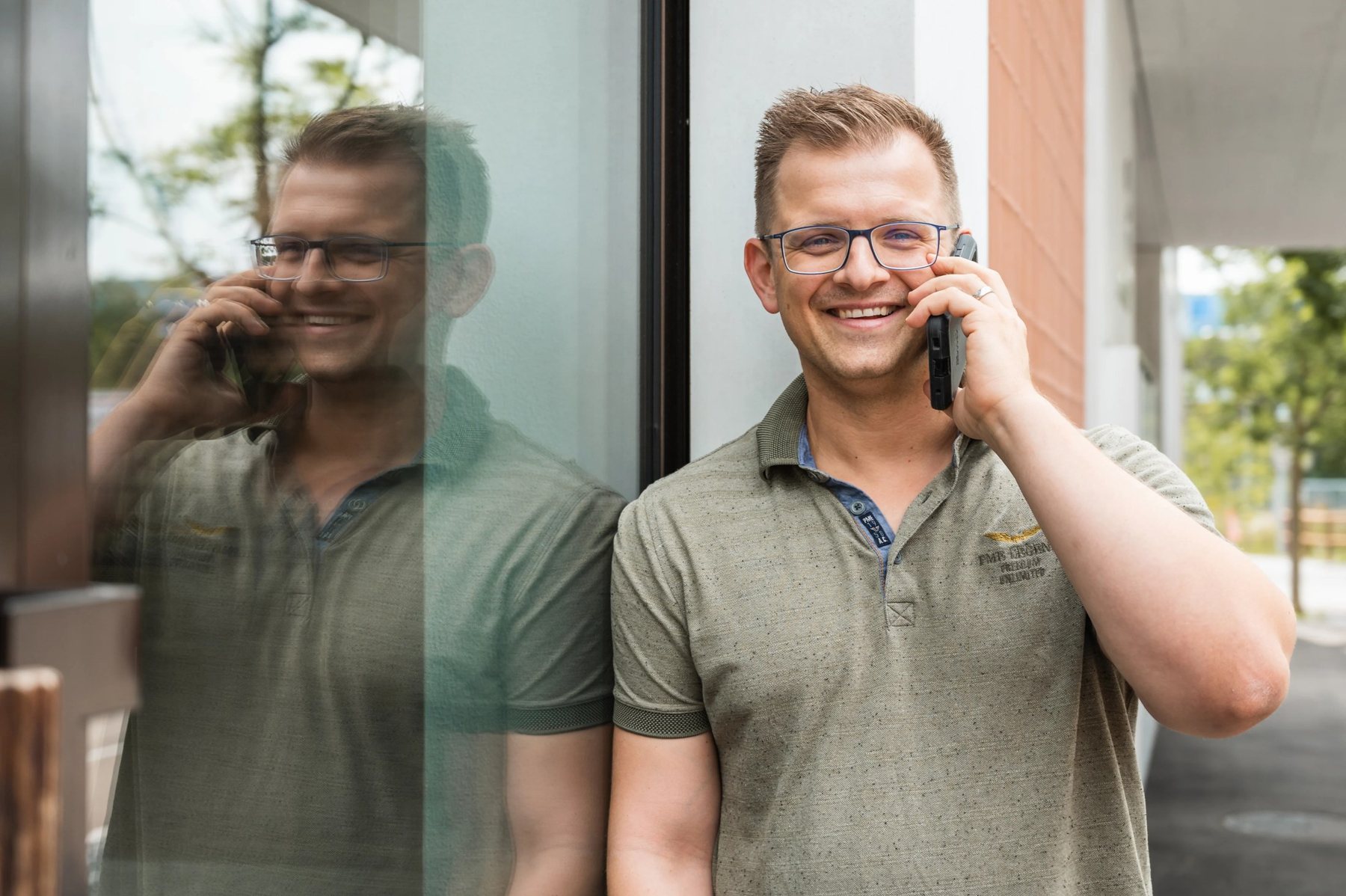 Denis Glisic am Telefon