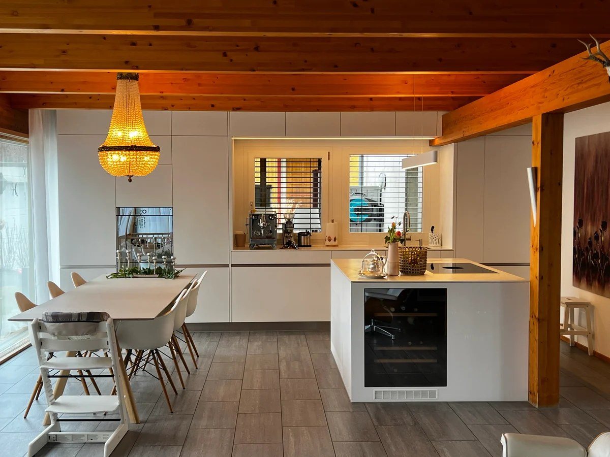 Küche in einem Haus mit Holzbalkendecke