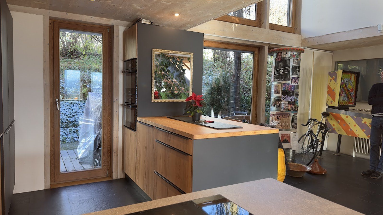 Natura Küche: Holzküche mit grosser Fensterfront