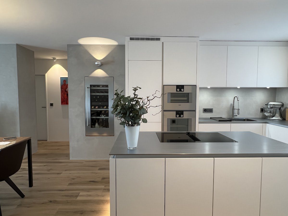 Prime Küche: Kochinsel mit Weinklimaschrank und Wandnische