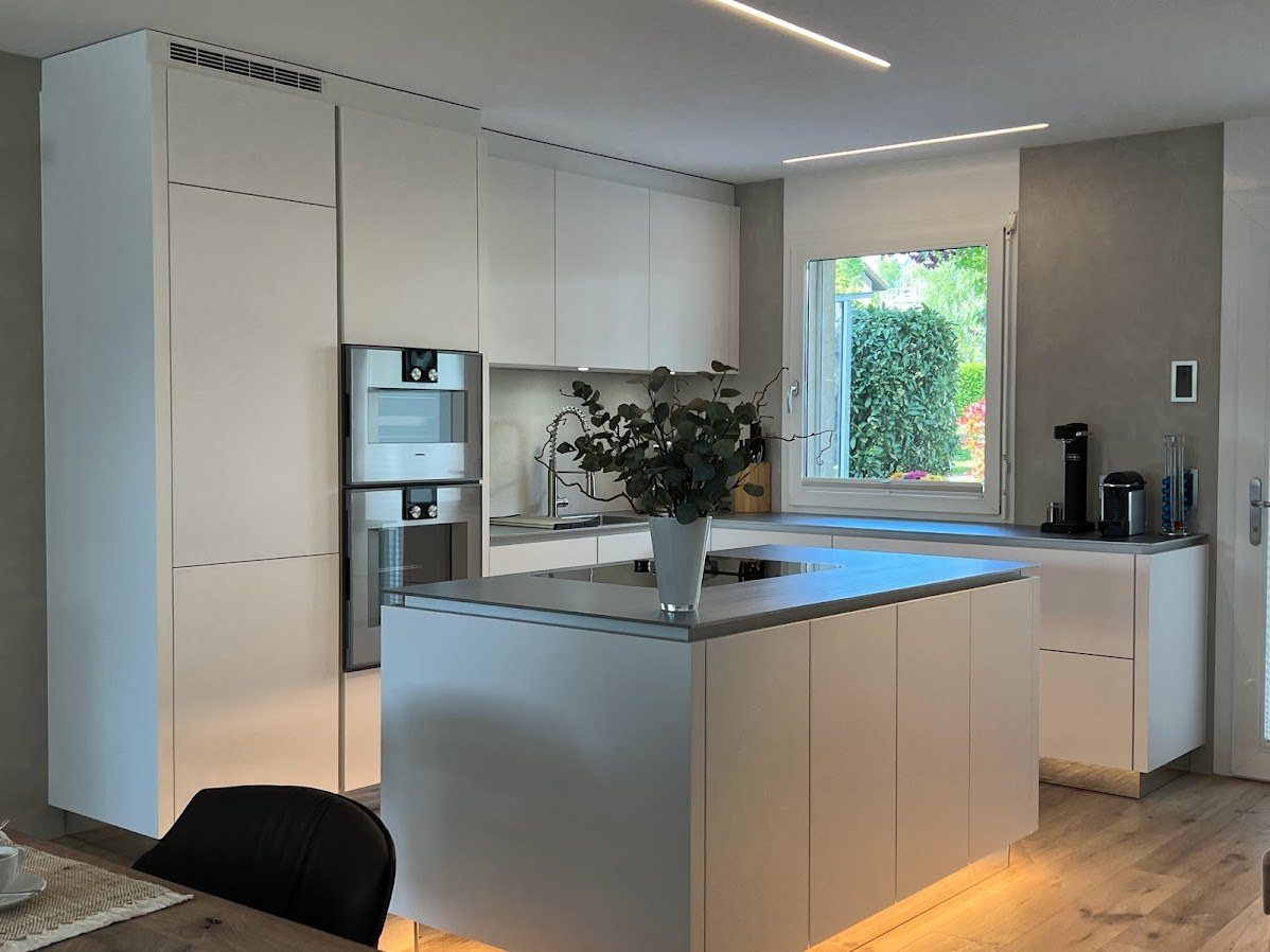Prime Küche: offene Wohnküche mit Kochinsel und Fensterblick
