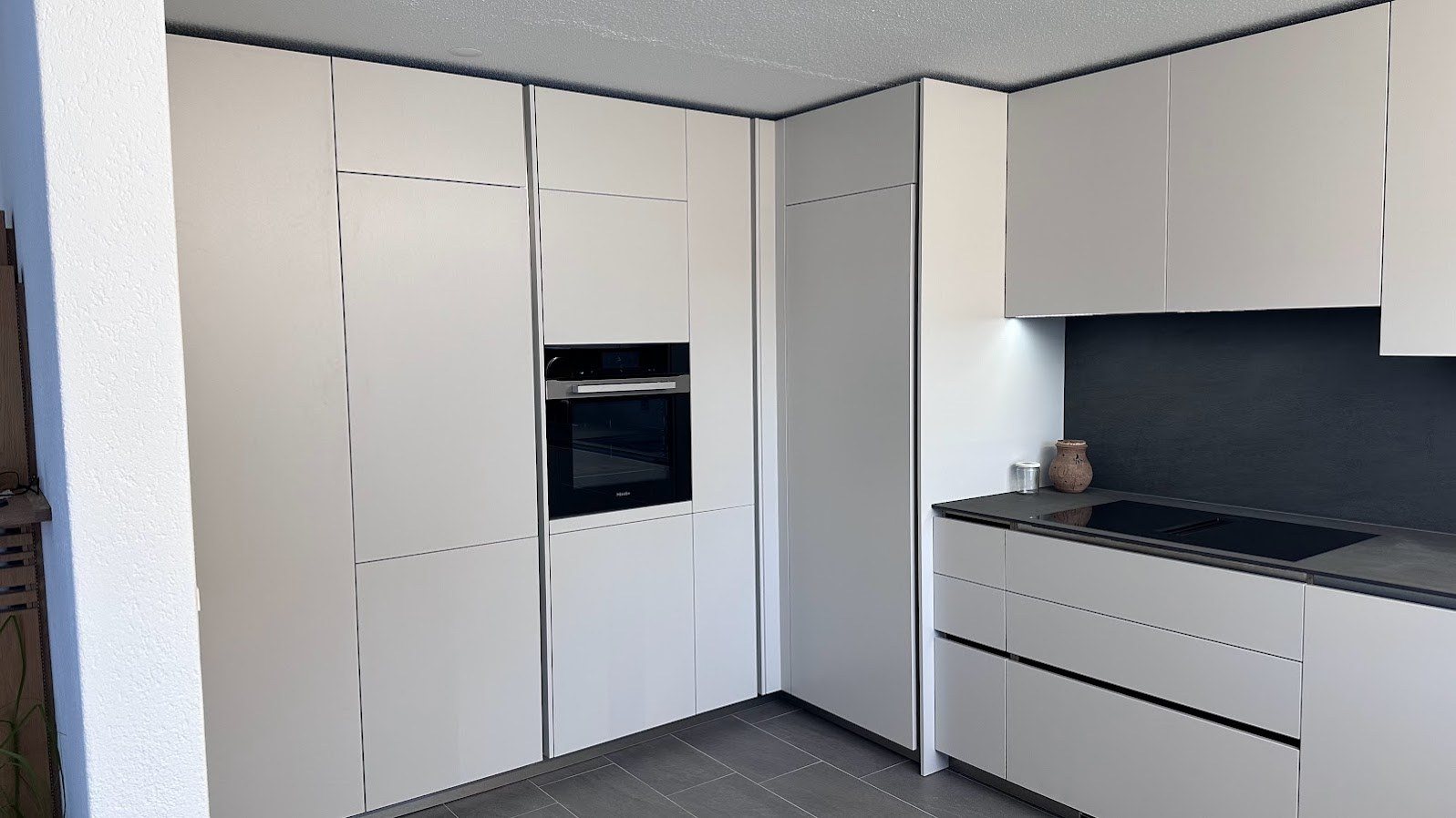 Prime Küche: Hochschrankwand mit integriertem Backofen